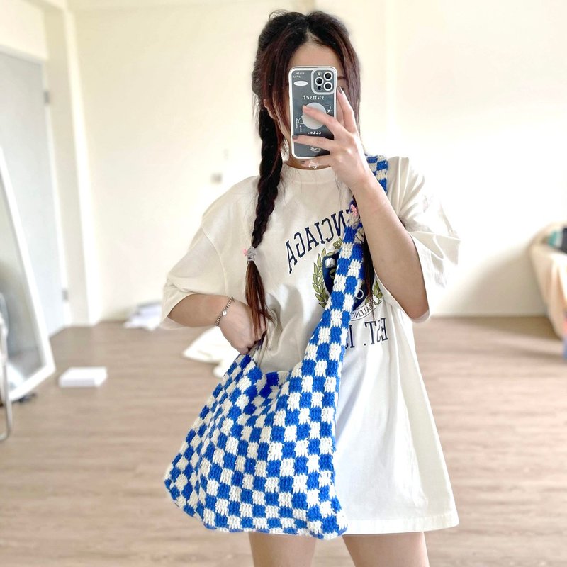 ผ้าฝ้าย/ผ้าลินิน กระเป๋าแมสเซนเจอร์ - Hand-crocheted checkerboard lattice ㄧ one-piece molding bag 【Crochet bag】