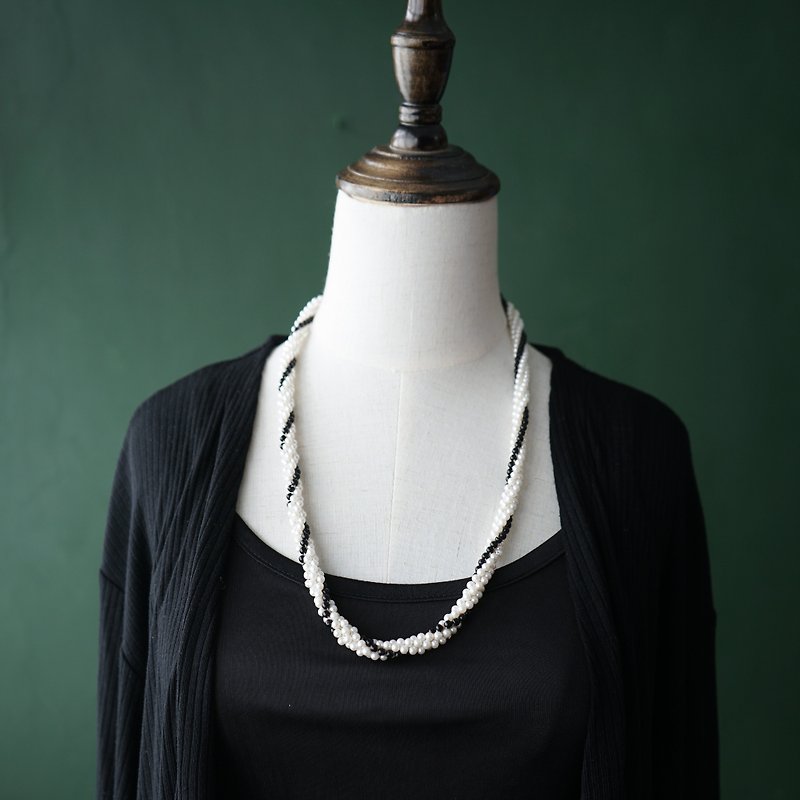 [Old jewelry/Western old pieces] VINTAGE black and white pearl twisted plastic beaded vintage necklace - สร้อยคอยาว - พลาสติก ขาว