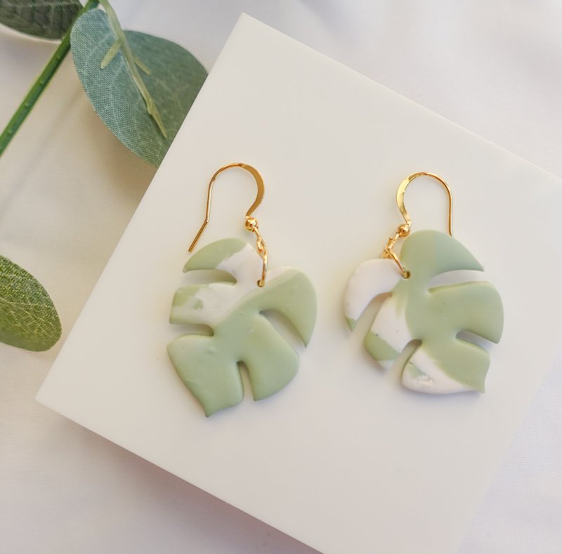 自然系列- 龜背芋 手工軟陶耳環 polymer clay earring - 耳環/耳夾/耳骨夾 - 陶 綠色