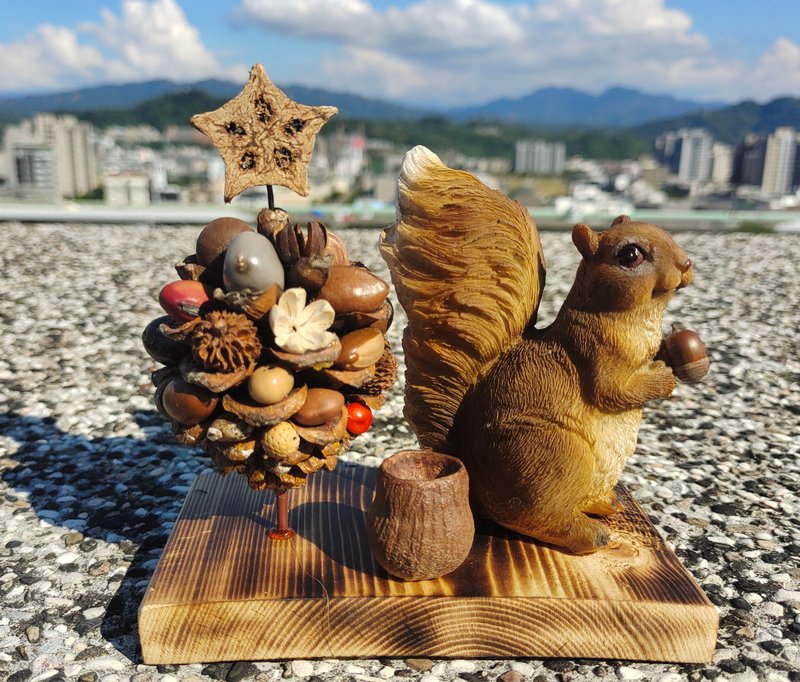 松鼠在聖誔樹旁享受可愛的橡果子 - 擺飾/家飾品 - 植物．花 