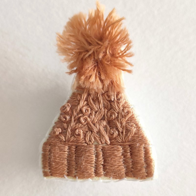 棕色針織帽 刺繡胸針 - 胸針 - 棉．麻 咖啡色