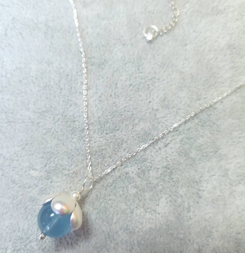 10mm 藍螢石，鍍銀花扥，925 純銀頸鍊 10mm blue flourite 925 silver necklace - 項鍊 - 寶石 藍色
