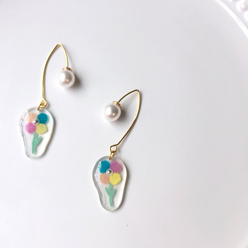 Pearl specimen small flower clip / pin earrings - Earrings & Clip-ons - Resin Transparent