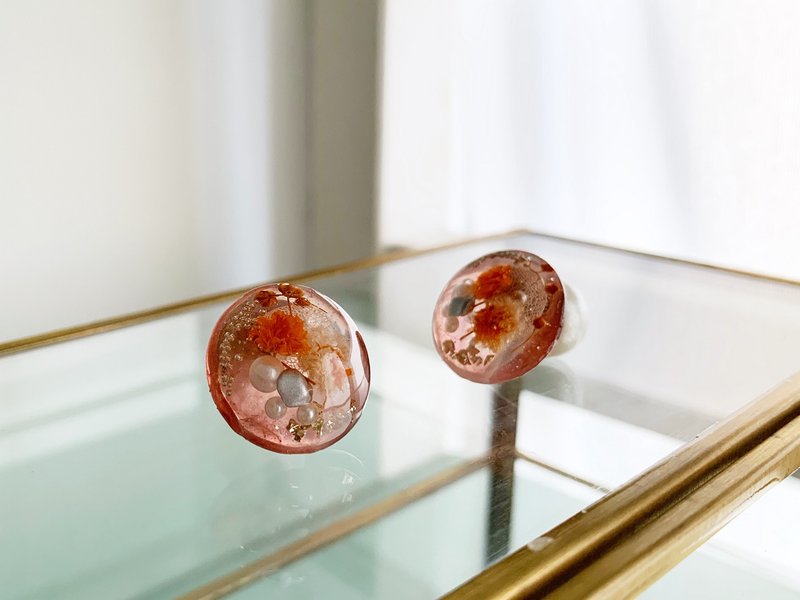 オレンジかすみ草ボタニカルフラワー・スタッドピアス - 耳環/耳夾/耳骨夾 - 樹脂 橘色