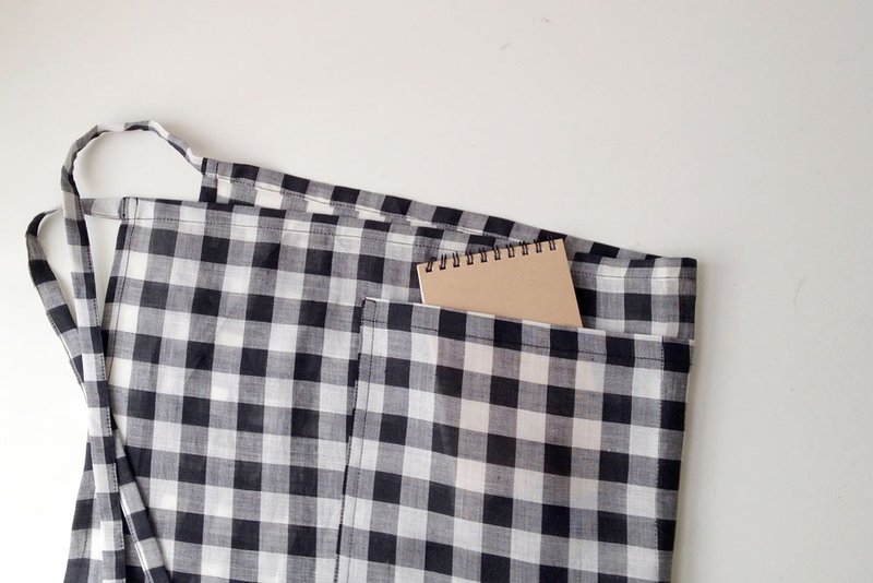 Black & White Gingham Linen Pocket Apron - 圍裙 - 棉．麻 