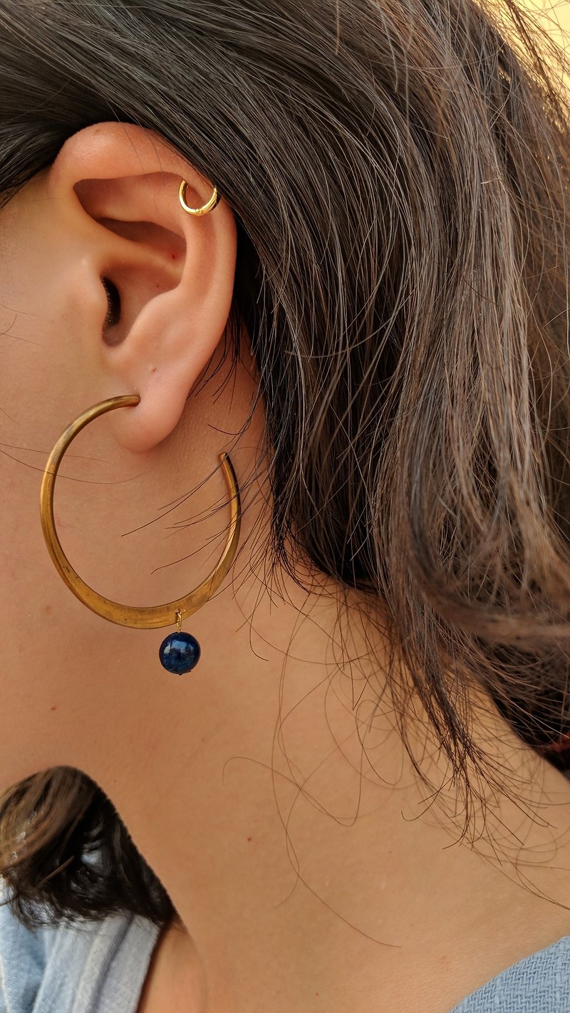 Blue Natural Stone Brass Hoop Earrings - ต่างหู - โลหะ สีน้ำเงิน