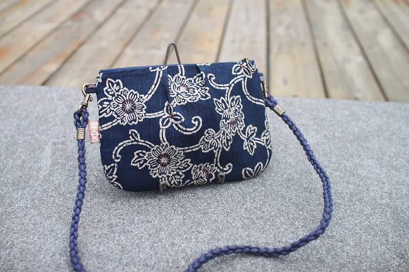 Peace side backpack - ancient blue flowers, double-sided double back - กระเป๋าแมสเซนเจอร์ - ผ้าฝ้าย/ผ้าลินิน สีน้ำเงิน