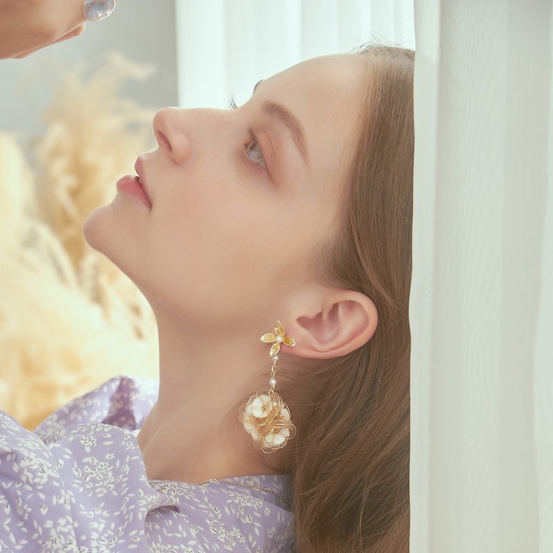 Double-layered flower ball two-wear resin earrings - ต่างหู - เรซิน ขาว