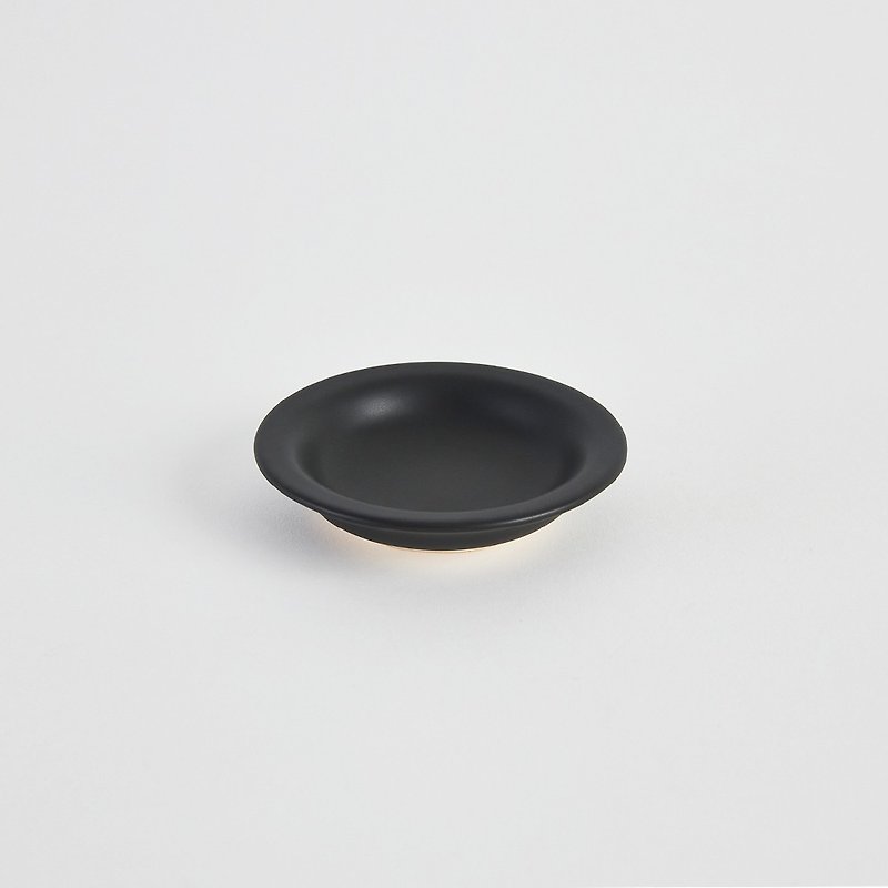 KOGA │ 陶製丸い豆皿 (尖山黑) - 小皿 - 陶器 ブラック