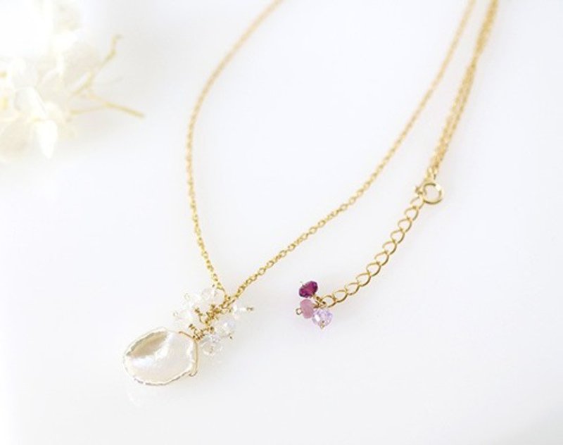 White Christmas* Petal Keshi Pearl Necklace - สร้อยคอ - เครื่องเพชรพลอย 