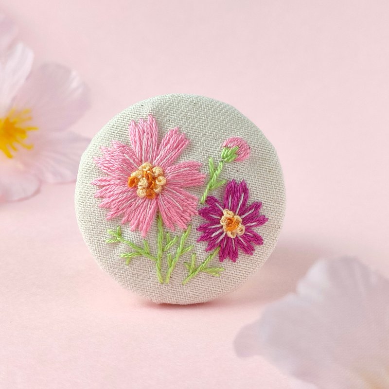 Pink cosmos embroidered brooch or embroidered hair tie - เข็มกลัด - ผ้าฝ้าย/ผ้าลินิน สึชมพู