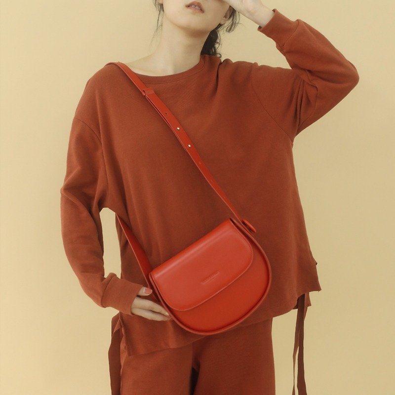 Small red imported top layer cowhide leather saddle bag original simple 2 way shoulder Messenger bag - กระเป๋าแมสเซนเจอร์ - หนังแท้ สีแดง