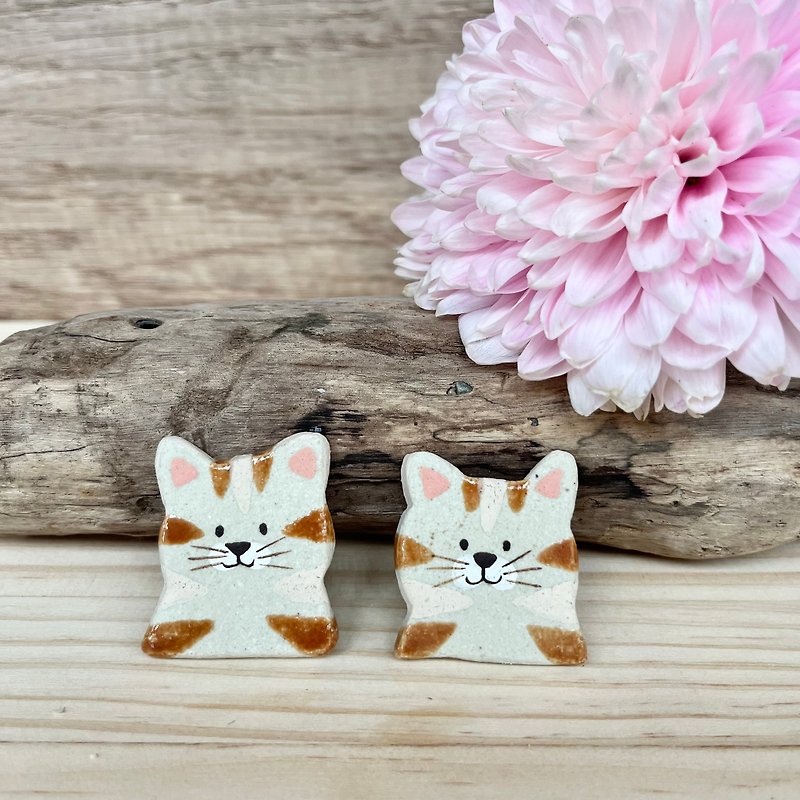 A Lu Smiling Cat Pottery Pin/Handmade Hand-painted American Imported Clay Original Limited Edition - เข็มกลัด/พิน - ดินเผา หลากหลายสี