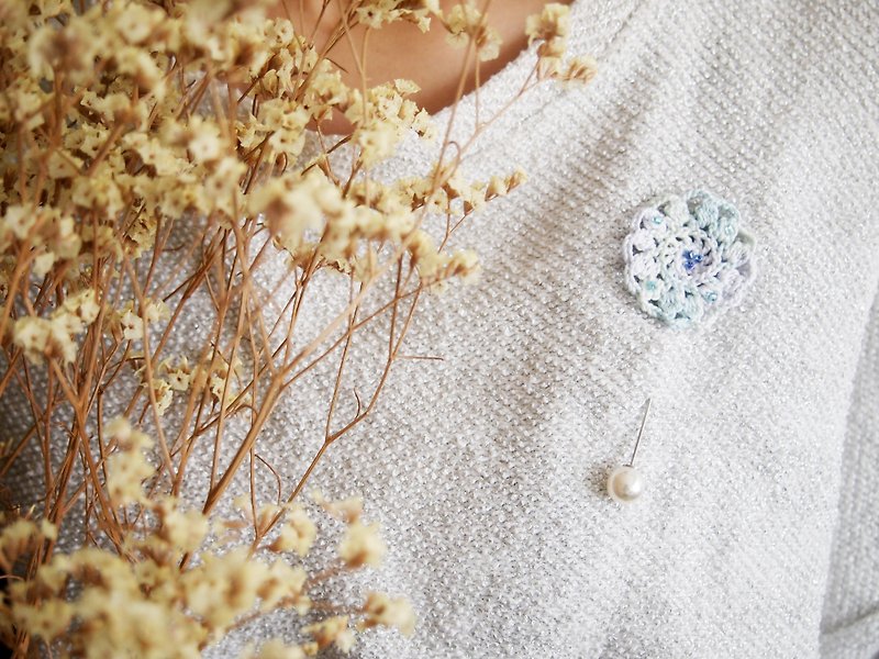 Handcrafted crochet brooch in lightblue cotton yarn and synthetic pearl closure BB058 - เข็มกลัด - งานปัก สีน้ำเงิน