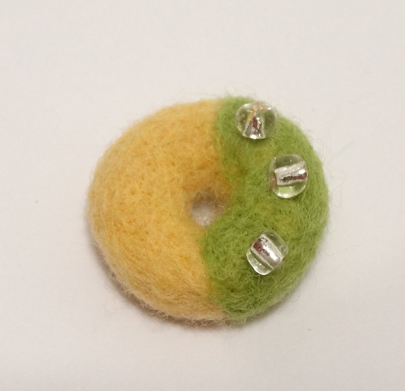 濃郁抹茶甜甜圈-羊毛氈  "鑰匙圈、吊飾、擺飾"(可客製化更改顏色) - 鑰匙圈/鑰匙包 - 羊毛 綠色