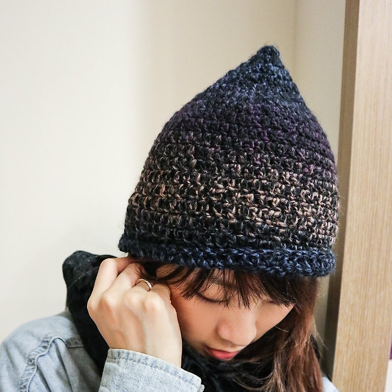 I am a chestnut hat, blue and black gradation peaked fur hat knitting hand-made Christmas exchange gifts - หมวก - ขนแกะ สีน้ำเงิน