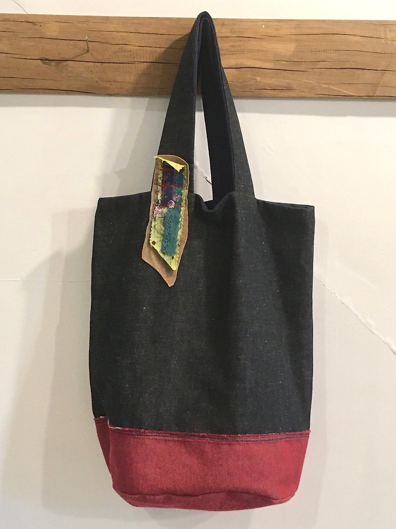 Wenqing warm feeling long cloth bag design / double-sided use (black and red) - Handbags & Totes - Cotton & Hemp 