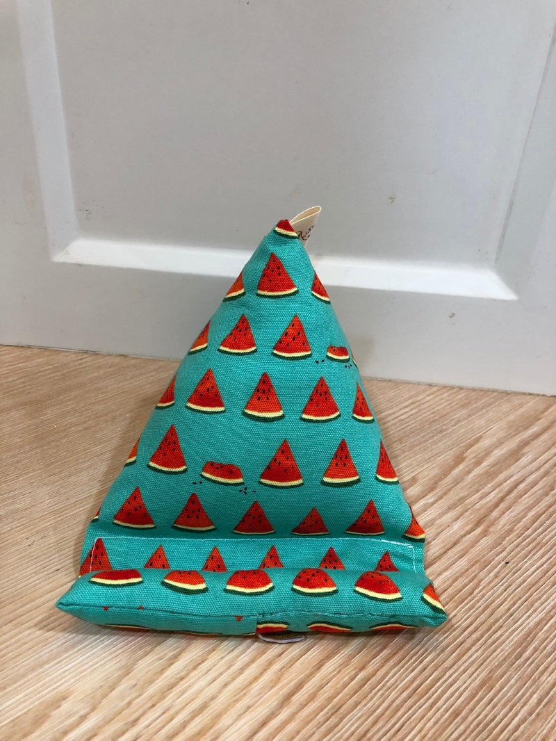 Healing mobile phone holder ~ triangular rice ball mobile phone holder, mobile phone pillow - cute red watermelon with green background - ที่ตั้งมือถือ - ผ้าฝ้าย/ผ้าลินิน 