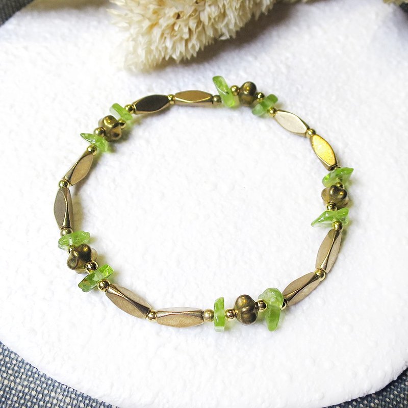 VIIART. hills. Stone Bronze Bracelet | August Birthstone Lucky Bracelet - สร้อยข้อมือ - ทองแดงทองเหลือง สีเขียว