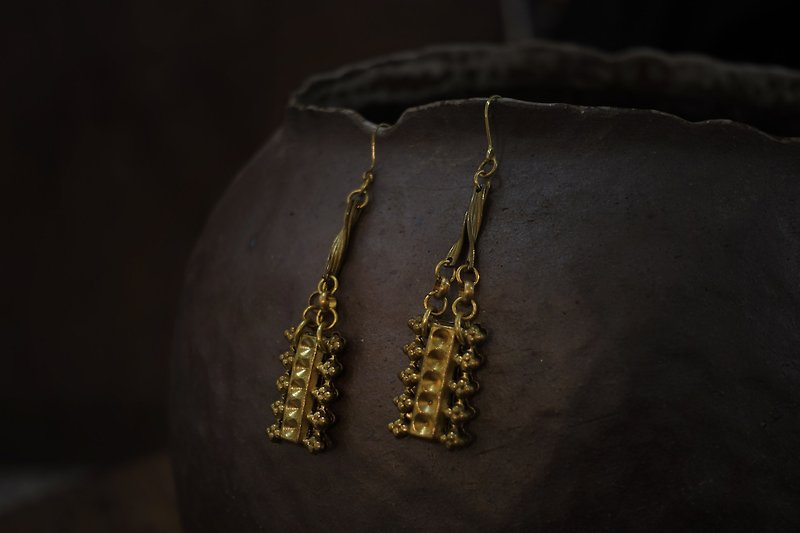 Two pieces of retro Bronze earrings / vine vintage Bronze handmade SS23 - ต่างหู - ทองแดงทองเหลือง สีทอง