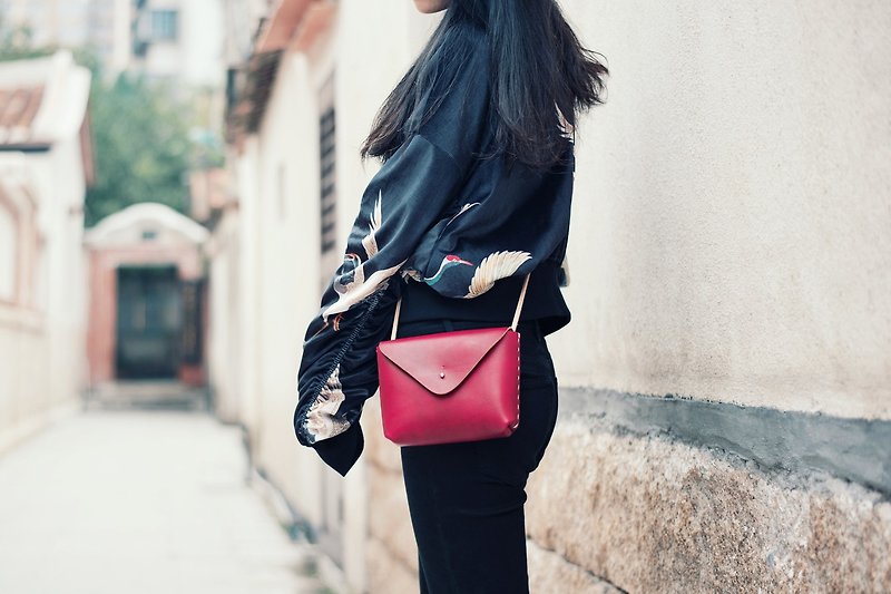 [Cutting line] Handmade leather satchel / clutch, envelope bag, medium - Clutch Bags - Genuine Leather Red