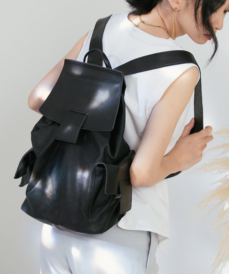Generous Buckle Leather Casual Backpack - Black - กระเป๋าเป้สะพายหลัง - หนังแท้ สีดำ