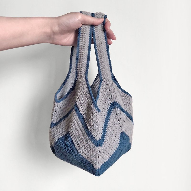Contrast color handbag - กระเป๋าถือ - ผ้าฝ้าย/ผ้าลินิน สีน้ำเงิน