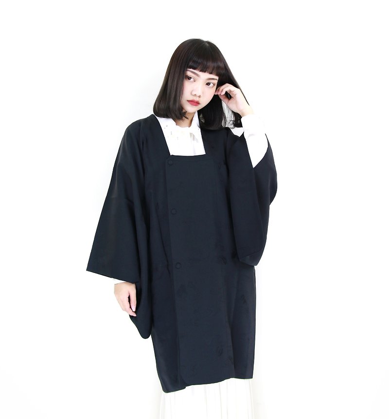 Back to Green::日本帶回 素黑 壓紋圖樣 vintage kimono (KBI-62) - 女大衣/外套 - 絲．絹 黑色