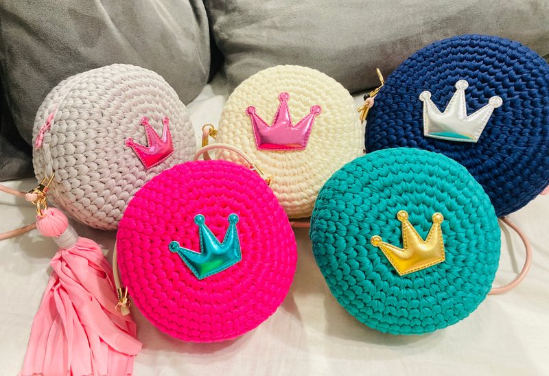 【HotSummer】Handwoven Macaron Crown Bag-White, Peach, Green - กระเป๋าแมสเซนเจอร์ - เส้นใยสังเคราะห์ ขาว