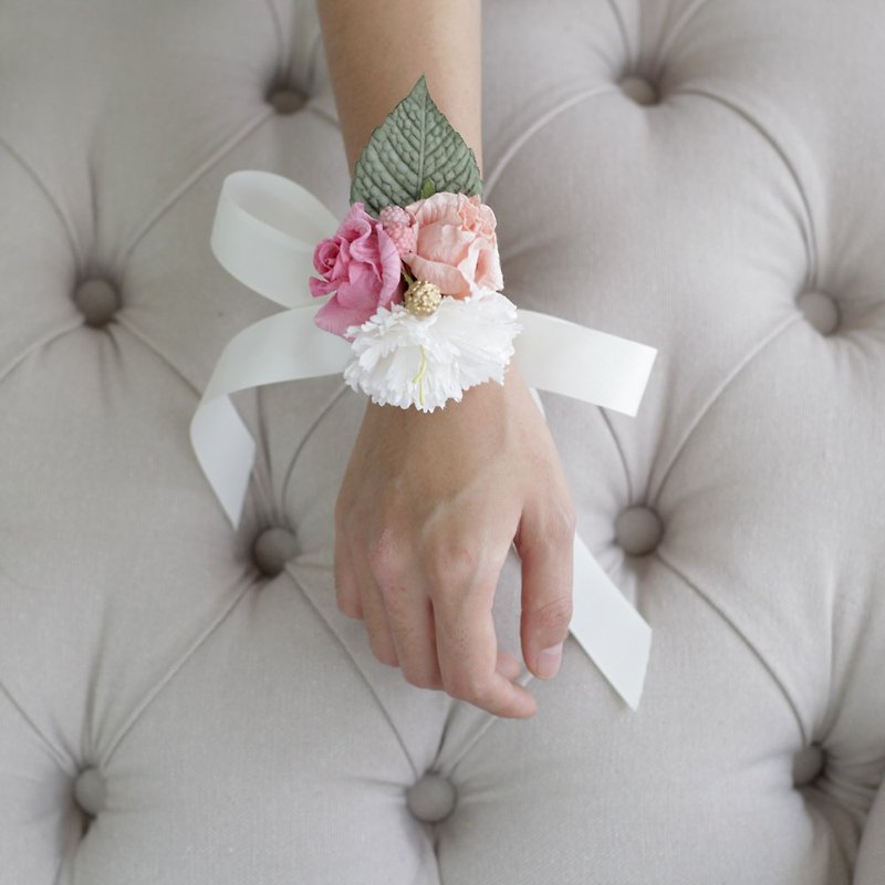 BB208 : ดอกไม้ริบบิ้นโบว์สำหรับผูกข้อมือเพื่อนเจ้าสาว ของขวัญเพื่อนเจ้าสาว ในโทนสีชมพู - สร้อยข้อมือ - กระดาษ ขาว