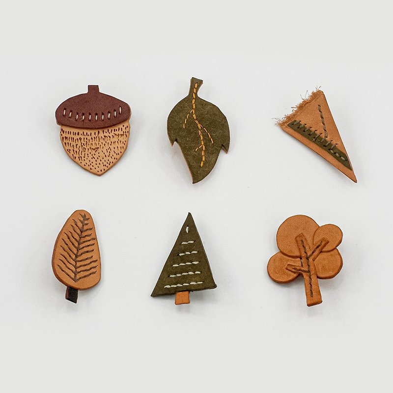 【QueeniQue】Forest leather style pin/leather accessories/graduation, teacher gift - Badges & Pins - Genuine Leather Multicolor
