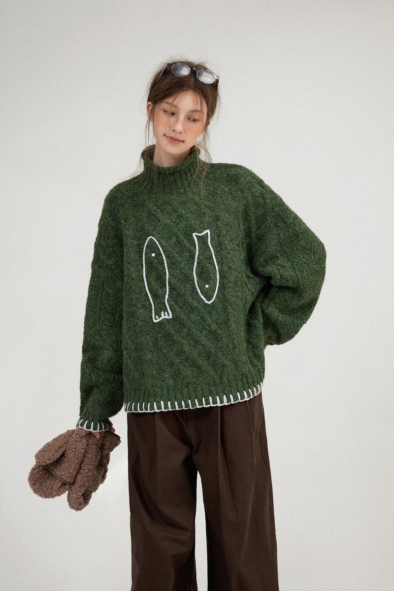 Happy Fish Stand Collar Cable Wool Christmas Green Festive Sweater - สเวตเตอร์ผู้หญิง - วัสดุอื่นๆ สีเขียว