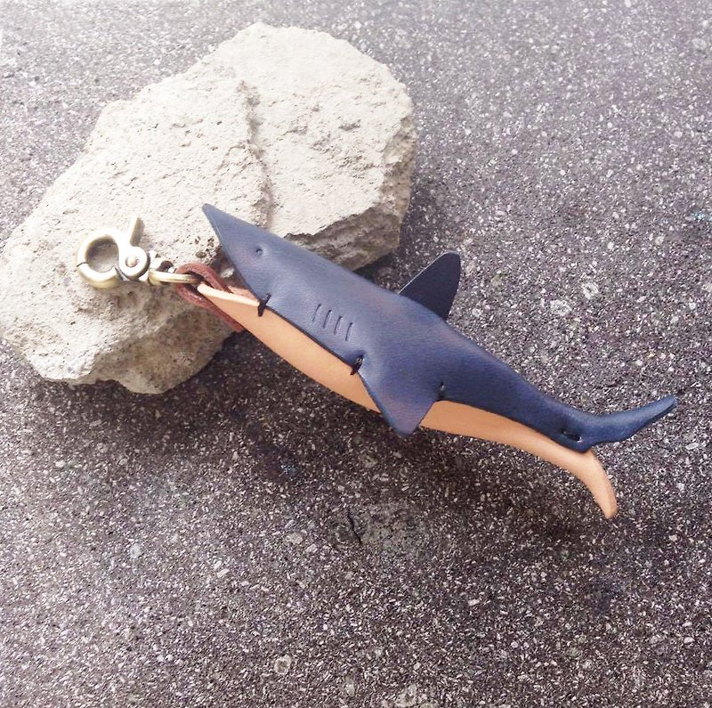 バックル皮革製品革の彫刻をぶら下げオリジナル動物シリーズ鮫（深海ブルー）ペンダント - チャーム - 革 ブルー