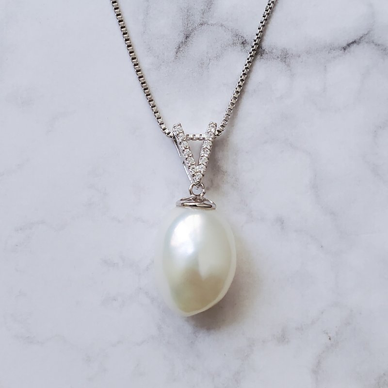 。勝利。V。天然淡水ブレッドバロック。虹色に輝くミラーホワイトパール。925スターリングシルバーネックレス - ネックレス - 真珠 ホワイト