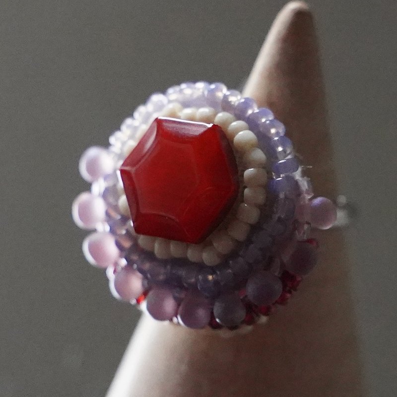 スカーフ留めにも おしゃべりな指輪159 フリーサイズ　ビーズ刺繍のリング　レッド　パープル 　おおぶりリング - 戒指 - 塑膠 紅色