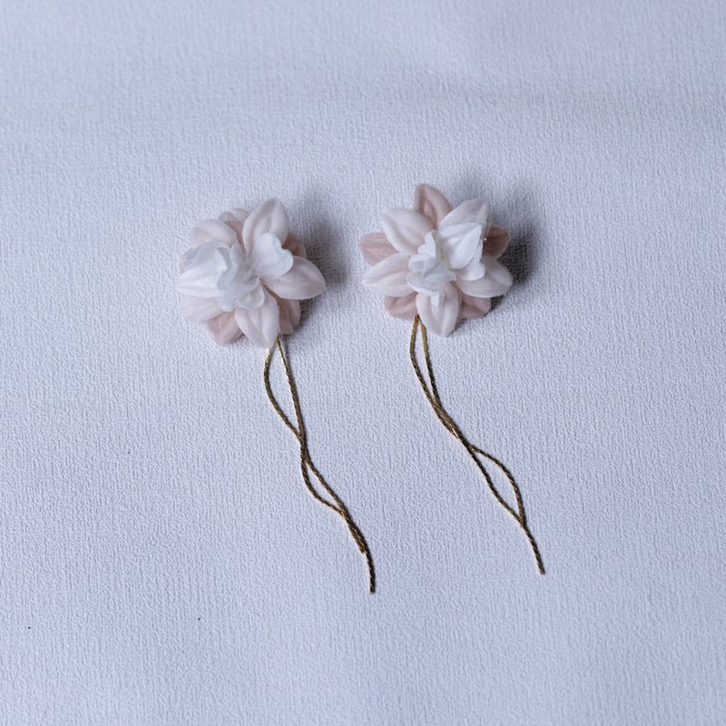 Célia 粉白天使小花雙鏈後扣耳針耳環 - 耳環/耳夾/耳骨夾 - 其他材質 粉紅色
