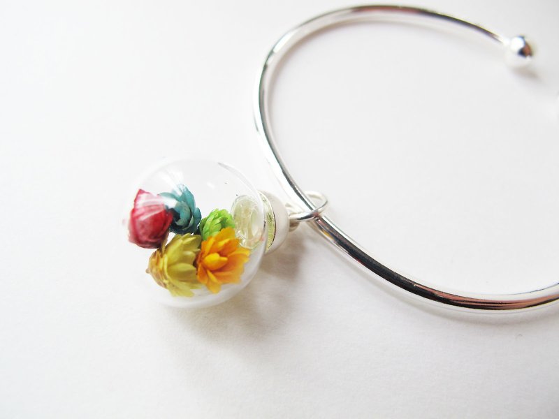 * Rosy Garden * Rainbow dried Daisies inisde glass ball on a sterling silver bangle - Bracelets - Glass Multicolor
