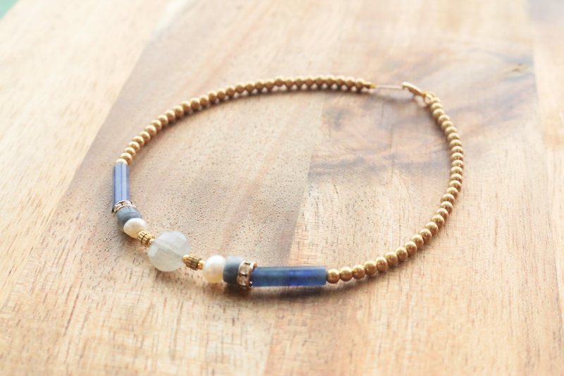 Peekaboo bracelet, soda stone, spectrum stone - สร้อยข้อมือ - เครื่องเพชรพลอย สีน้ำเงิน