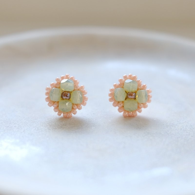 Opal Light Green Flower Earrings - ต่างหู - แก้ว สีเขียว