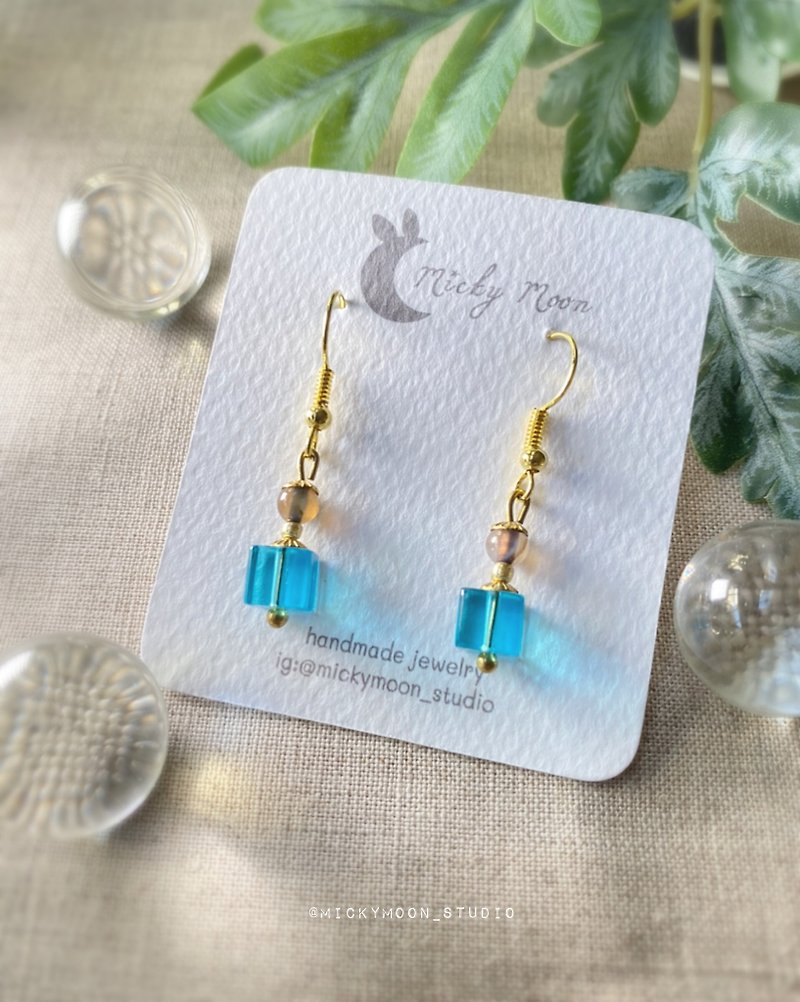 Handmade bead earring - 耳環/耳夾 - 塑膠 藍色