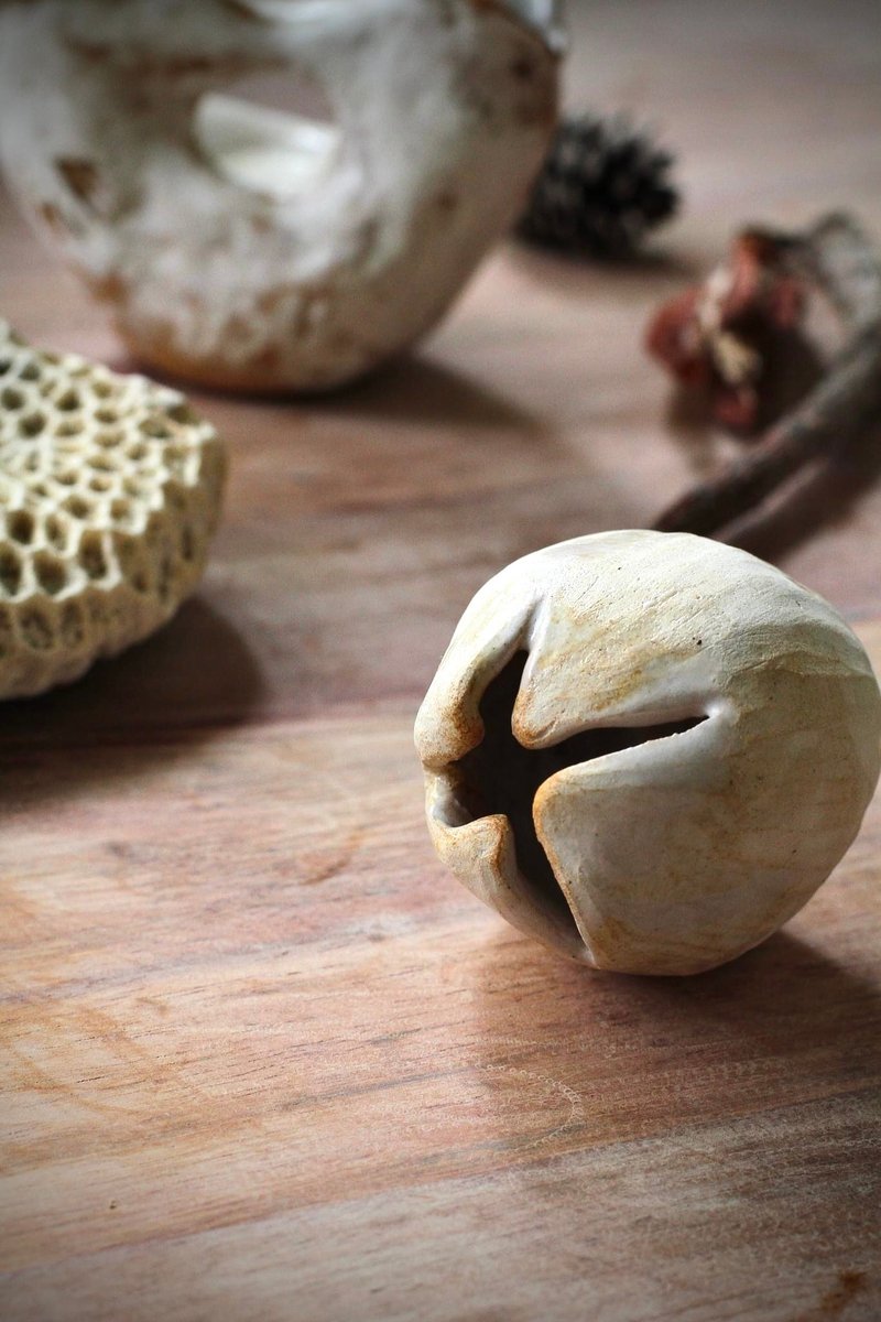 Hand-squeezed ceramic flower pot/vase in bud - เซรามิก - ดินเผา ขาว