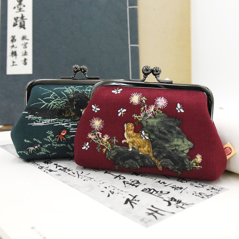 Purse: Cat with Fish and Chrysanthemum - กระเป๋าเครื่องสำอาง - ผ้าฝ้าย/ผ้าลินิน สีแดง