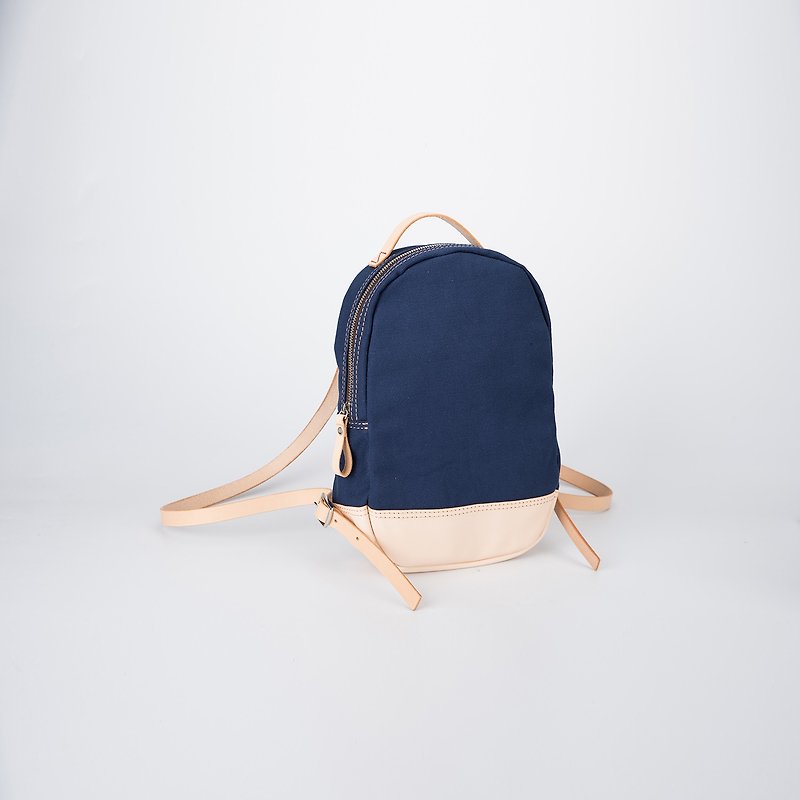 [Canvas meets leather] Handmade wild stitching casual canvas backpack minimalist Japanese style canvas bag - กระเป๋าเป้สะพายหลัง - ผ้าฝ้าย/ผ้าลินิน สีน้ำเงิน