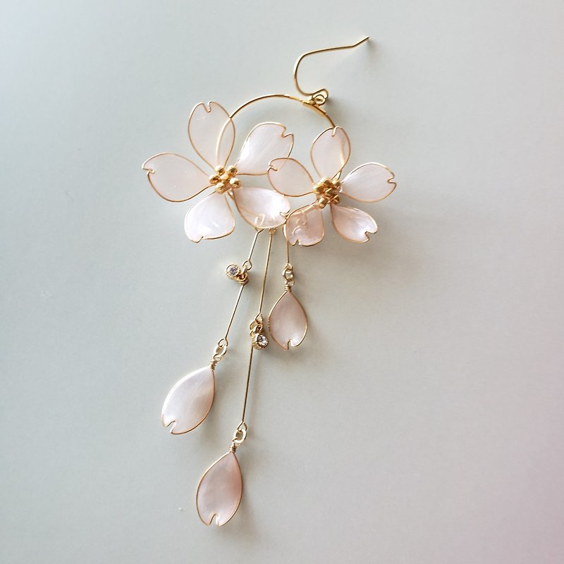SAKURA full bloom pierced or clip-on earring - ต่างหู - เรซิน สึชมพู
