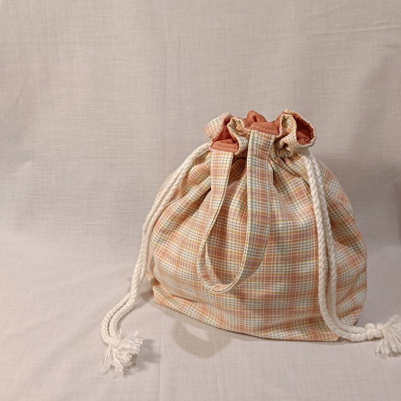 Handmade rope-mouth cloth bag with orange plaid - กระเป๋าหูรูด - ผ้าฝ้าย/ผ้าลินิน สีส้ม