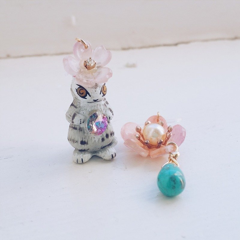 momolico handmade earring kitten cat and flower blossom - ต่างหู - วัสดุอื่นๆ สึชมพู