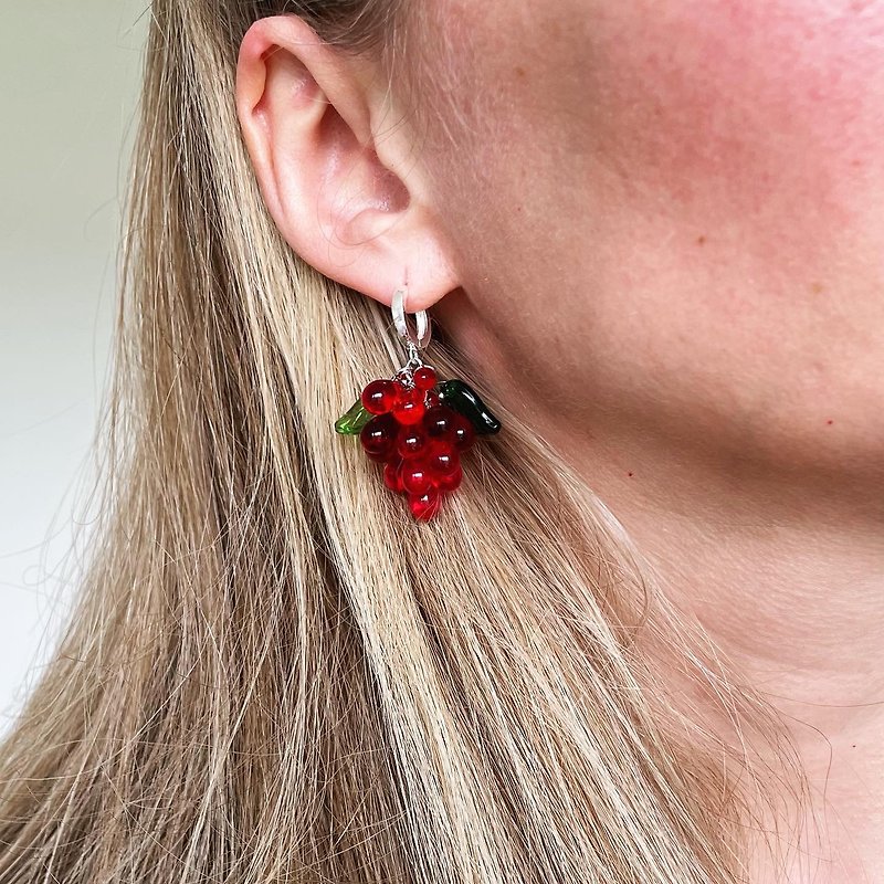 Red grape earrings on silver ring - 耳環/耳夾 - 玻璃 紅色