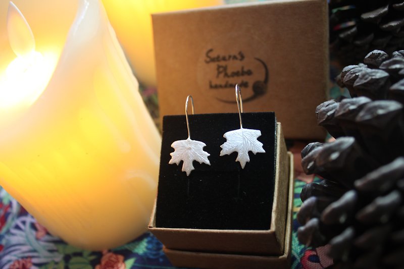 Exchange gifts [leaf series-sugar maple tree] pure white fungus hook designer hand-made goods - Earrings & Clip-ons - Sterling Silver Silver