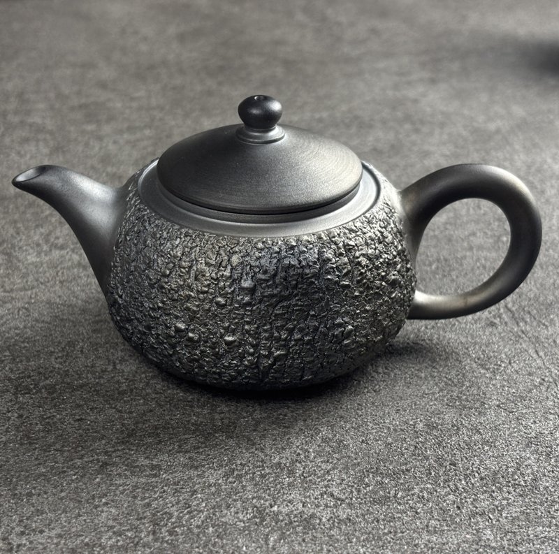 良時美器|永隆 煙燻爆紋冰煙壺 155ml - 茶壺/茶杯/茶具 - 陶 黑色