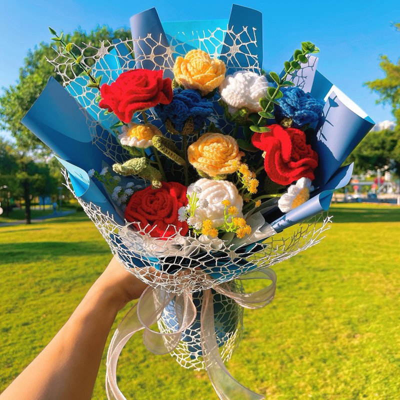 Enchanting Crochet Floral Bouquet Inspired by Timeless Beauty and Princess Tales - ช่อดอกไม้แห้ง - ผ้าฝ้าย/ผ้าลินิน สีน้ำเงิน